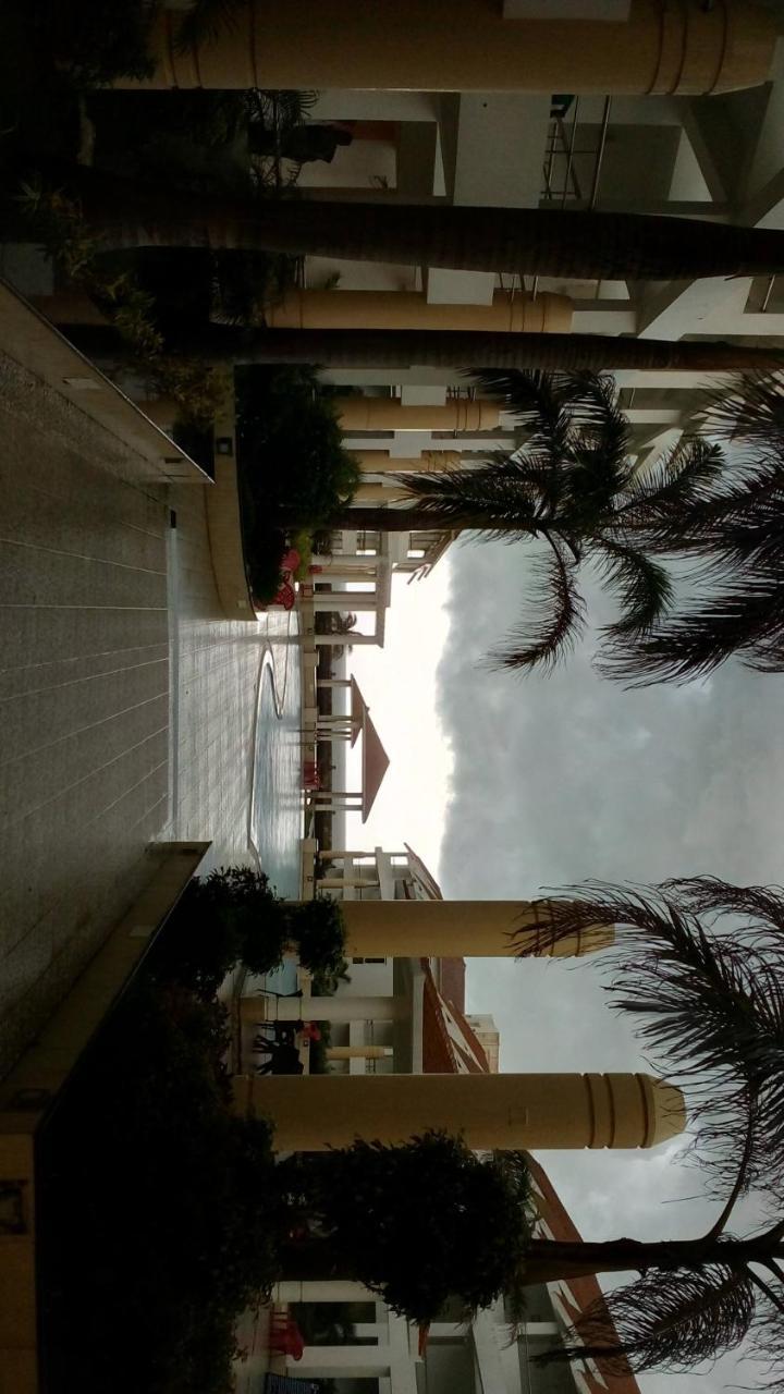 Empires Hotel Puri Esterno foto
